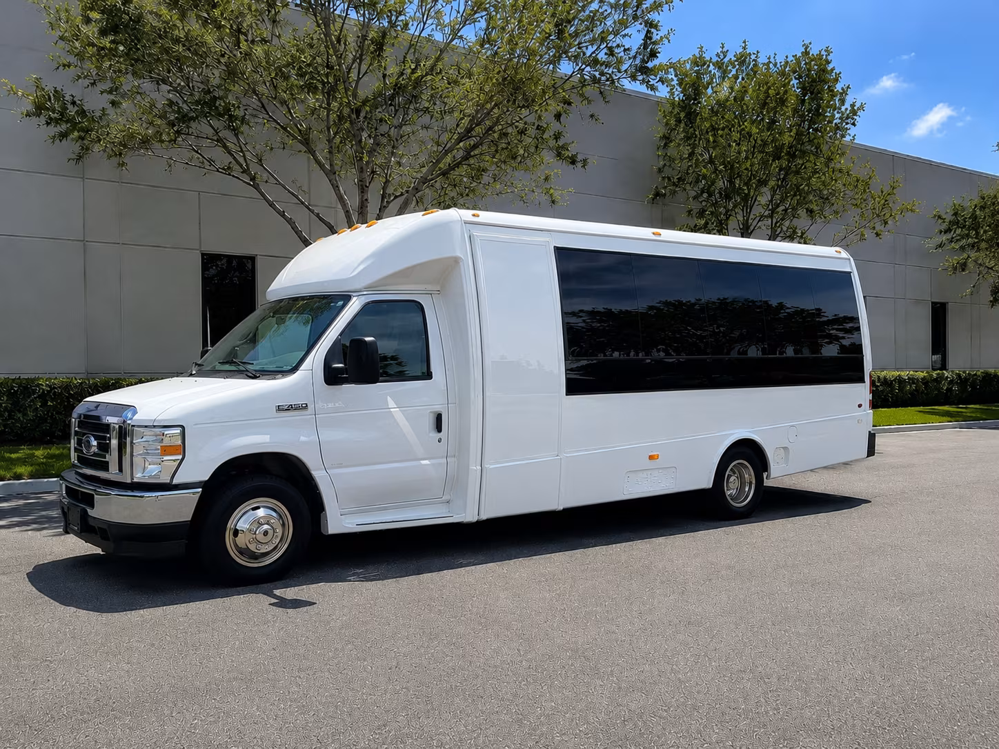 corporate airport transfer buses between montebello and lax