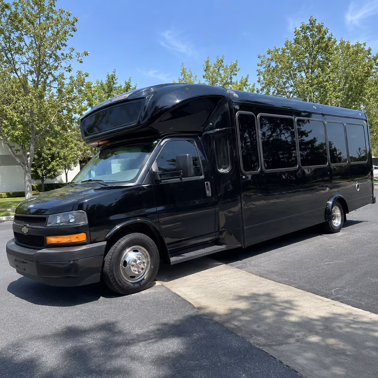 montebello 15 passenger party bus