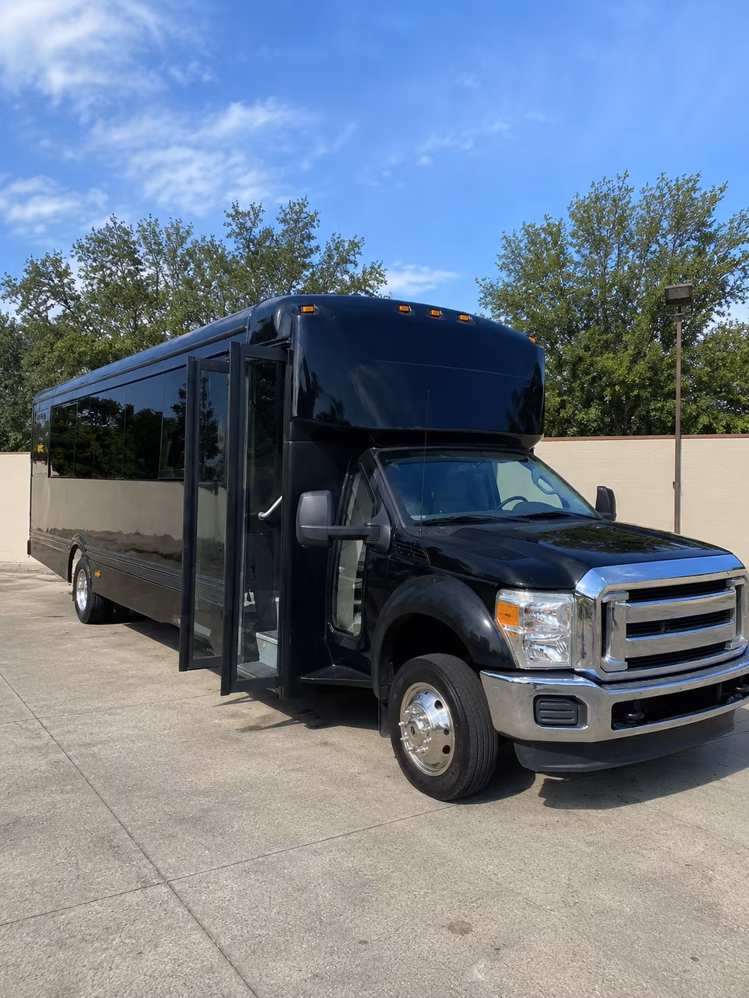 montebello 20 passenger party bus