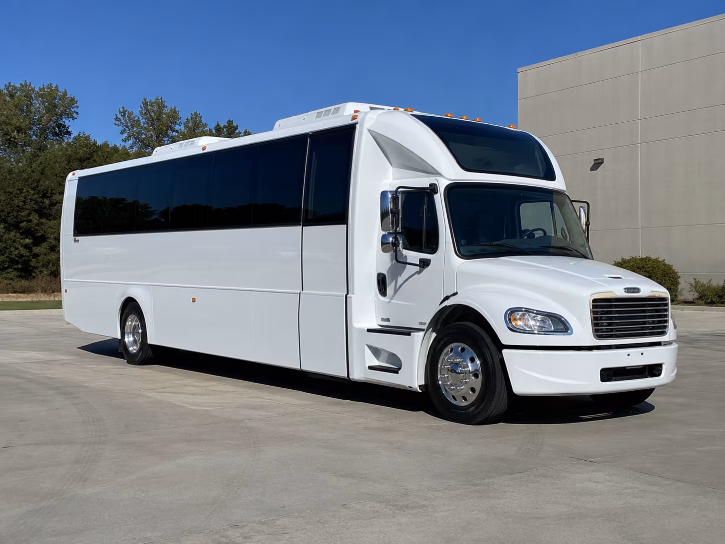 montebello 28 passenger party bus